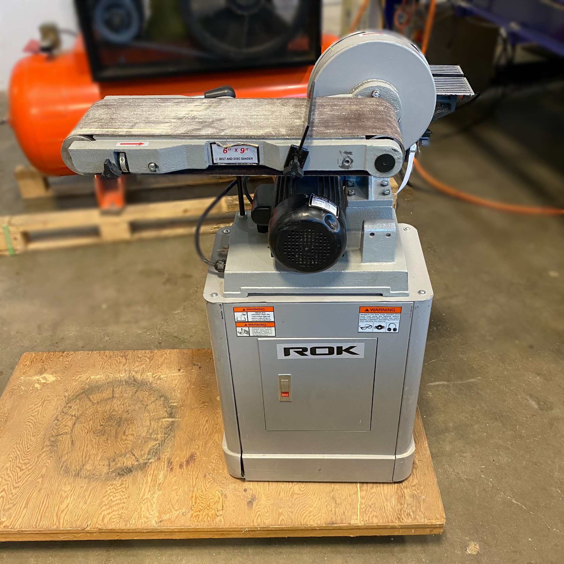 Stand up belt outlet sander